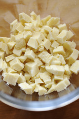 Morceaux de chocolat blanc dans saladier 