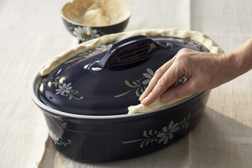 Luter le couvercle avec de la pâte 