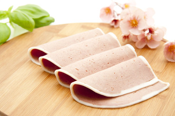 Leberpastete mit Blumen und Kräuter