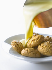 Verser de la crème anglaise sur des amarettis
