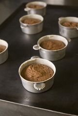Préparation de soufflés au chocolat 