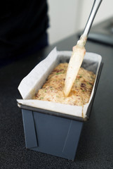 Verser la préparation dans un moule à cake 