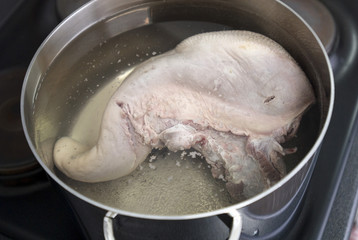 Cuire la langue dans l'eau 