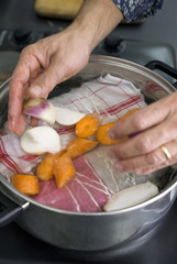 Cuire les pieds de porc dans un court-bouillon au faitout 