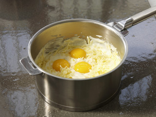 Incorporer le comté râpé et les oeufs 