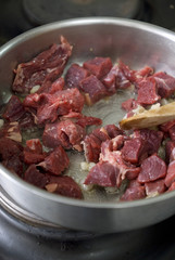 Faire revenir la viande dans une sauteuse 