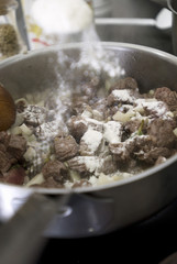 Singer la viande avec la farine 