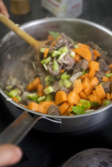 Incorporer les herbes et les légumes 