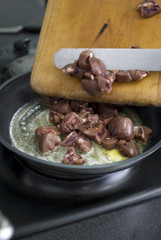 Faire dorer les rognons à la poêle 