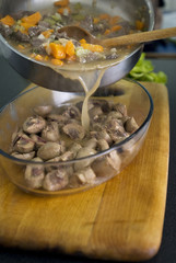 Verser les rognons, le steak et les légumes dans un plat 