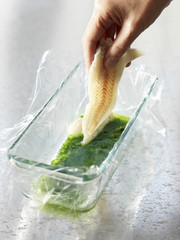 Monter la terrine en alternant les couches de préparation 