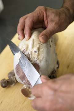 Peler la langue cuite 