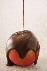 Chocolat fondu coulant sur une pomme