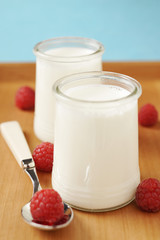 Yaourts natures et framboises