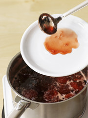 Tester la consistance de la confiture 