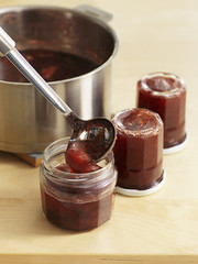 Remplir les pots de confiture, les retourner et laisser refroidir 