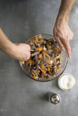 Mélanger la viande, les légumes et les herbes 