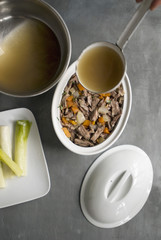 Recouvrir la terrine de bouillon 