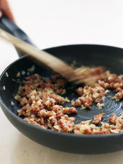 Faire cuire les lardons à la poêle 