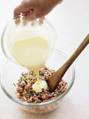 Ajouter le mélange oeufs et crème à la viande 