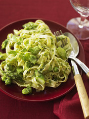Tagliatelles aux petits pois, fèves et asperges vertes