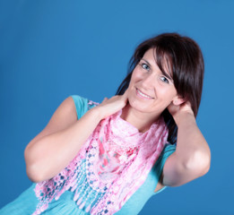 Junge Frau mit Rosa Schal