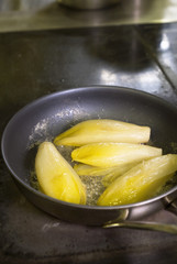 Braiser les endives à la poêle