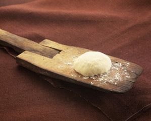 Pâton de pâte sur pelle à pain