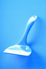 Raclette en plastique bleue