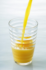 Servir un verre de jus d'orange