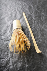 Chasen et chashaku, fouet et écope en bambou pour la préparation du thé vert matcha 