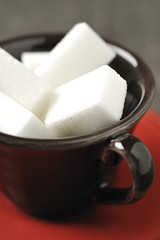 Morceaux de sucre blanc dans une tasse