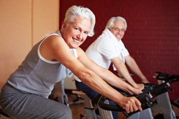 Zwei Senioren beim Spinning