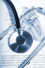 stetoscopio su libro di medicina