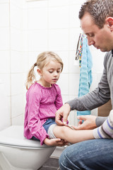 Father and Daughter band-aid © gemenacom