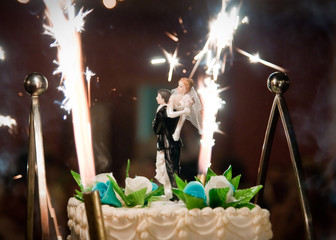 Wedding figures on cake