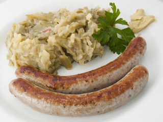 Bratwürste mit sauren Bohnen
