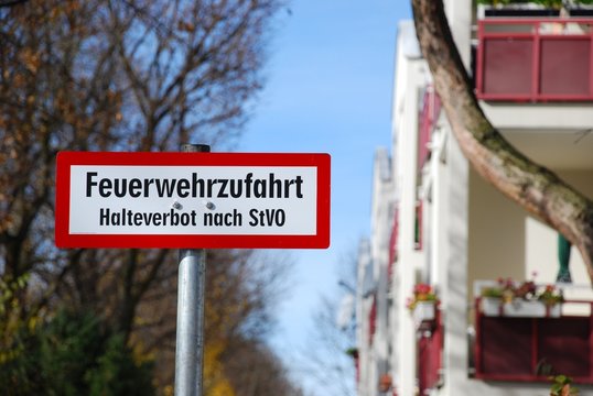 Feuerwehrzufahrt vor H&auml;userblock