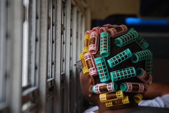 Afro-carib&eacute;enne aux bigoudis