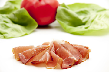 Roher Schinken mit Salatblatt