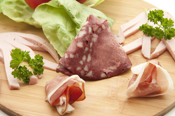 Gemischte Wurst mit Salat