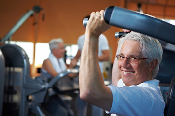 Senioren machen Krafttraining