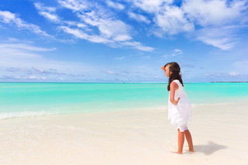Fototapeta na wymiar Girl on tropical beach