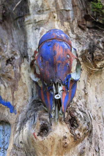Bunter Schädel am Baum