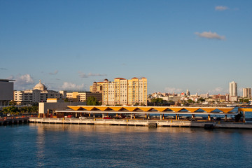 Obraz premium San Juan Beyond Shipping Docks