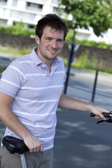Fototapeta na wymiar Vélo transport urbain vert jeune homme cycliste écologiste