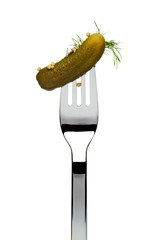 Cornichon, Gewürzgurke auf Gabel, isoliert