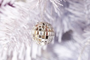 Weißer Weihnachtsbaum mit Discokugel