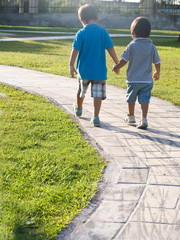 bambini che camminano a mano presa