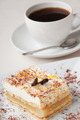 Birnenschnitte und eine Tasse Kaffee